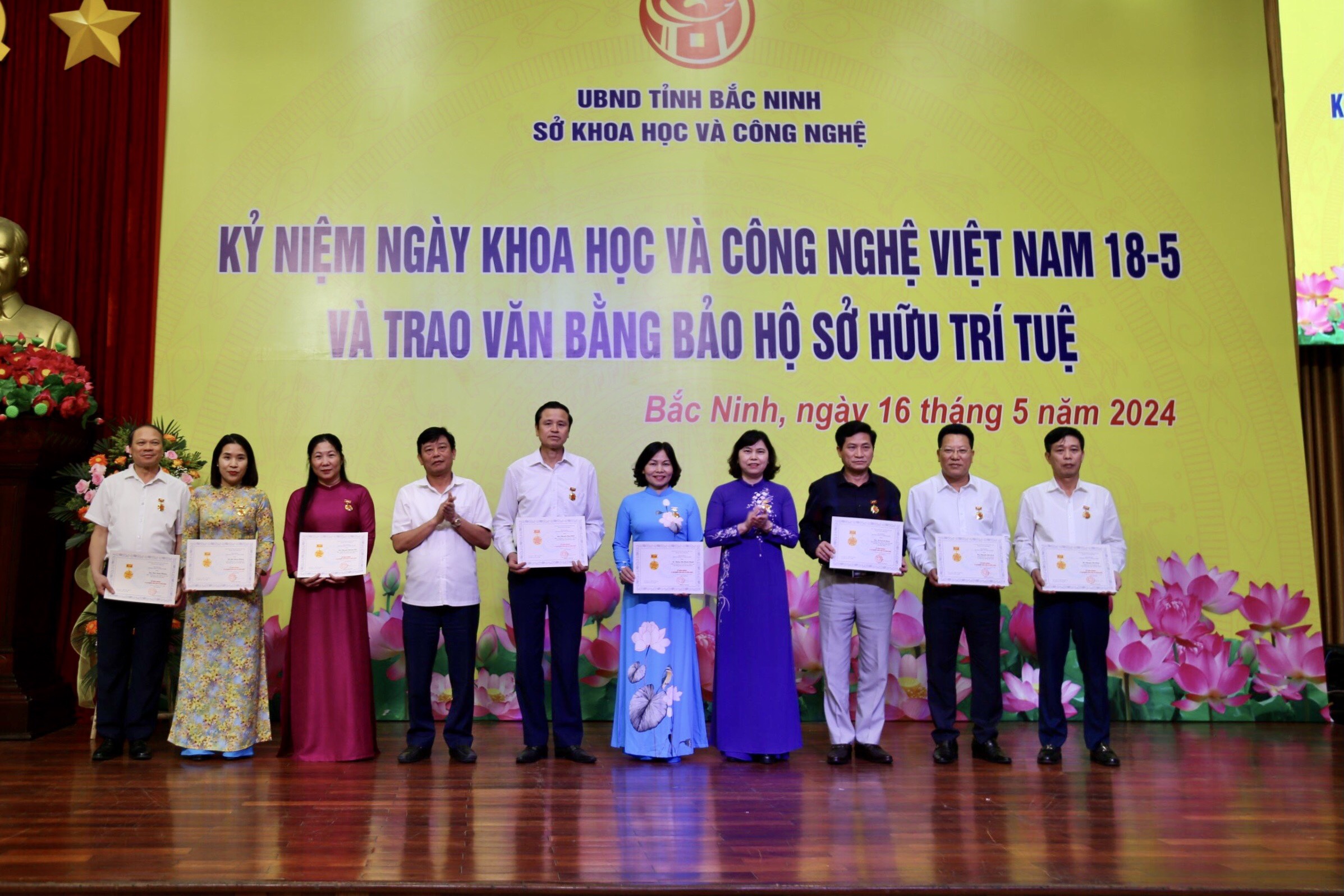 Kỷ niệm Ngày Khoa học và Công nghệ 18.5 va trao Văn bằng SHTT